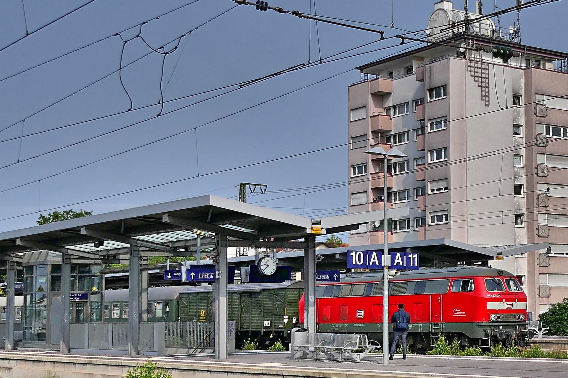 Frankfurt am Main, Höchst. 218 451-3, Diesellokomotive, Mit Volldampf in den Taunus