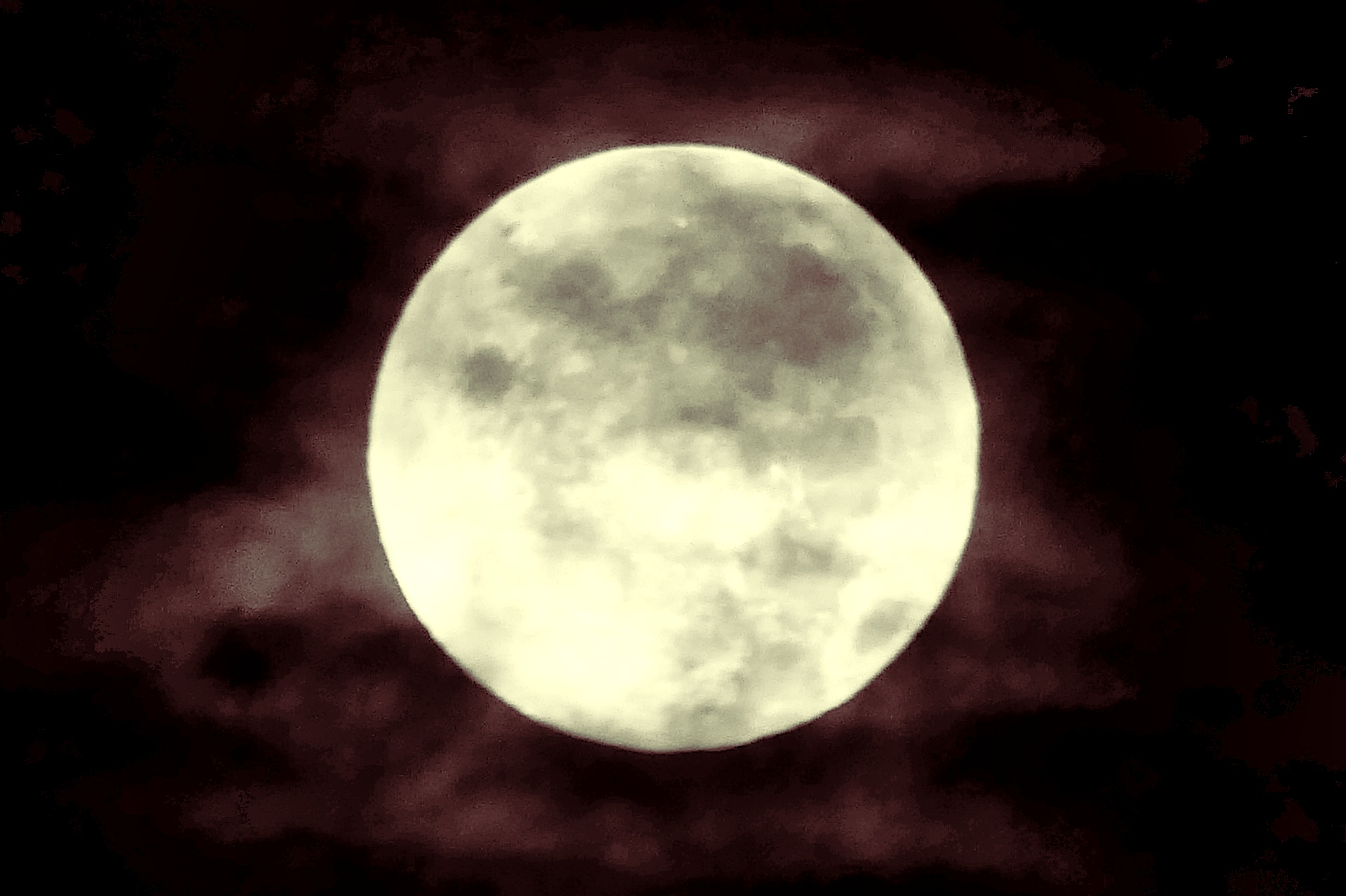 Mond hinter Wolken, Frankfurt am Main, Unterliederbach