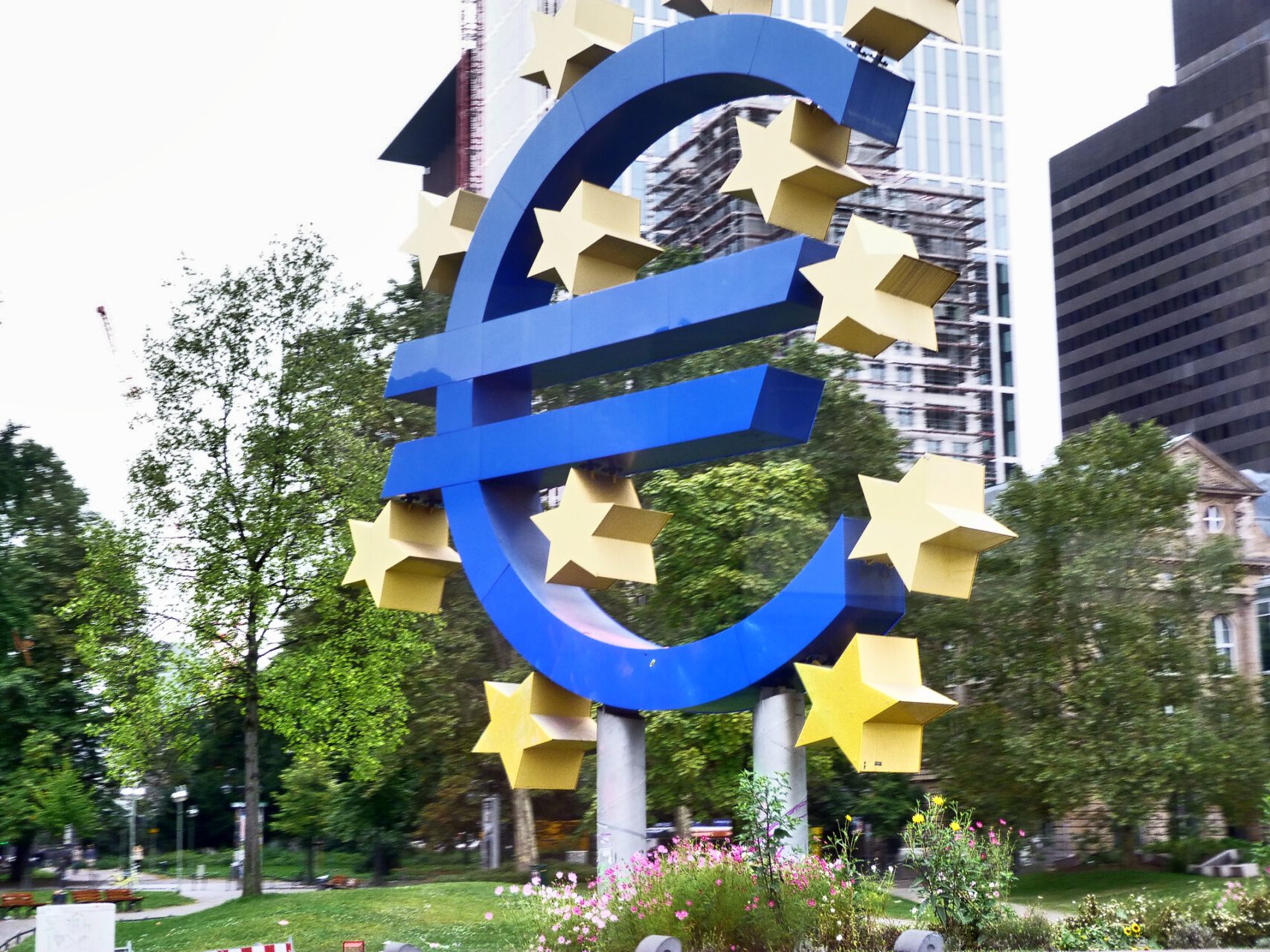 Euro-Symbol, Frankfurt am Main, gegenüber Schauspielhaus/Oper
