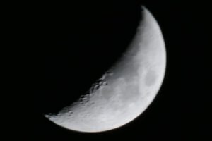 Frankfurt am Main, Unterliederbach, Mond, zunehmend