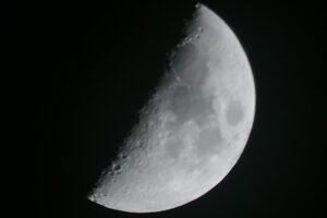 Frankfurt am Main, Unterliederbach, Mond, zunehmend