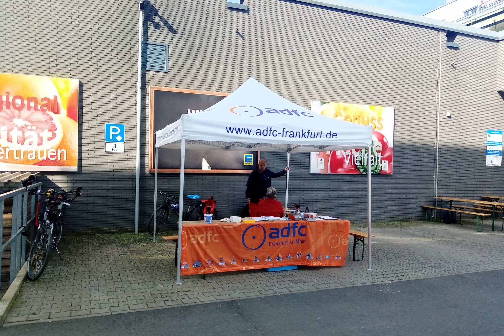 Frankfurt am Main, Unterliederbach, Edeka-Parkplatz, Soonwaldstraße