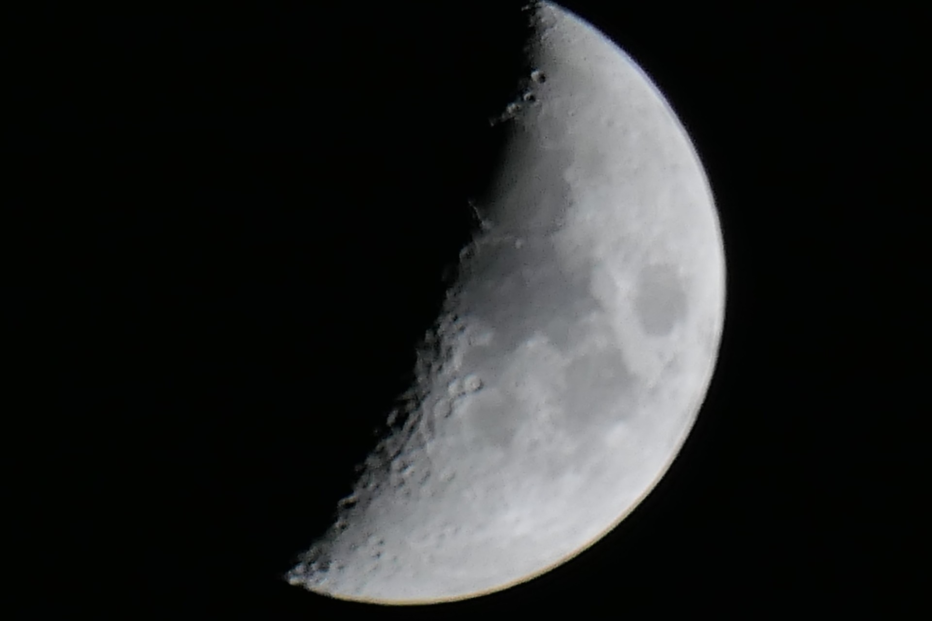 Frankfurt am Main, Unterliederbach, Mond