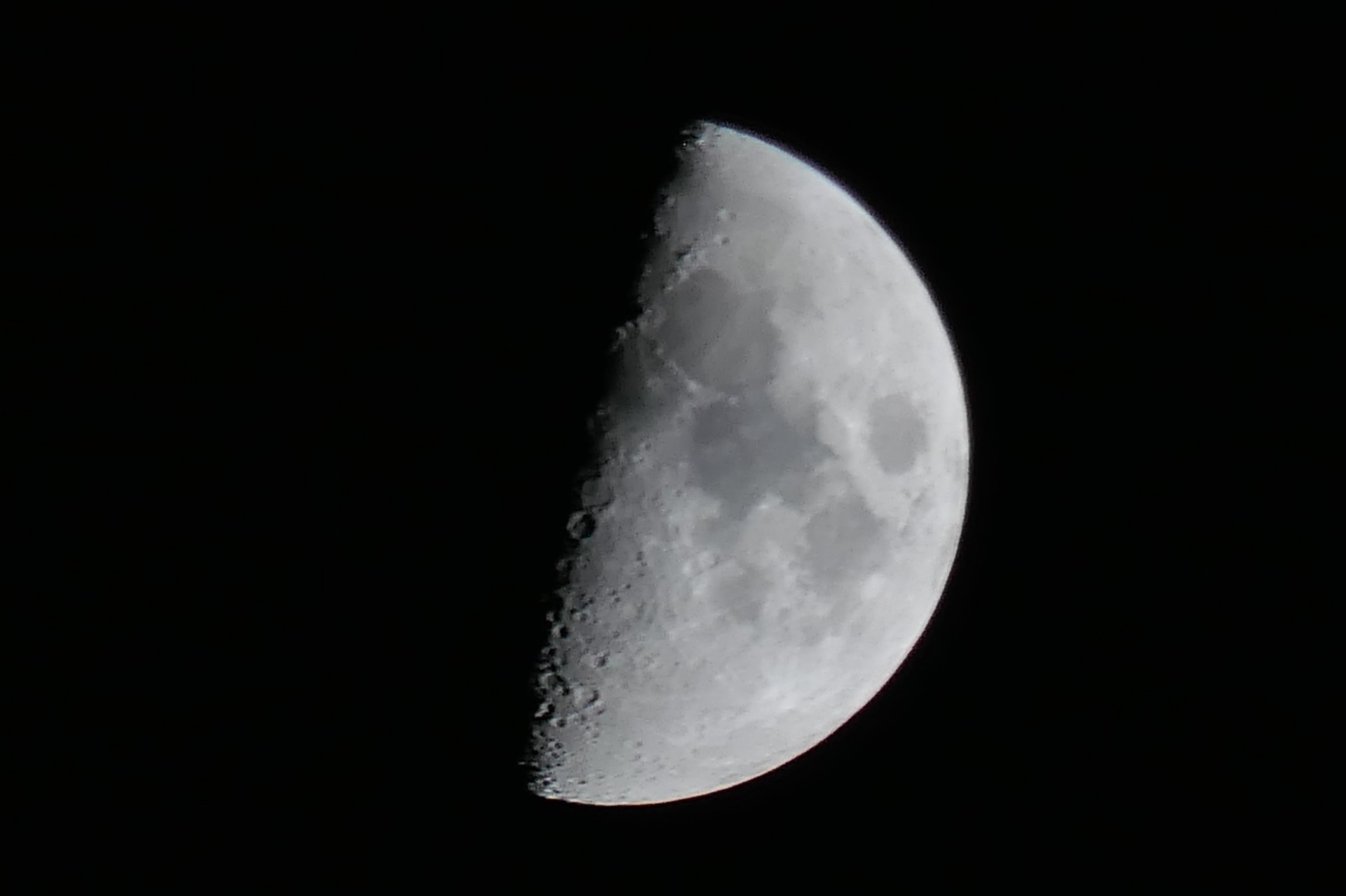 Frankfurt am Main, Unterliederbach, Mond, zunehmend