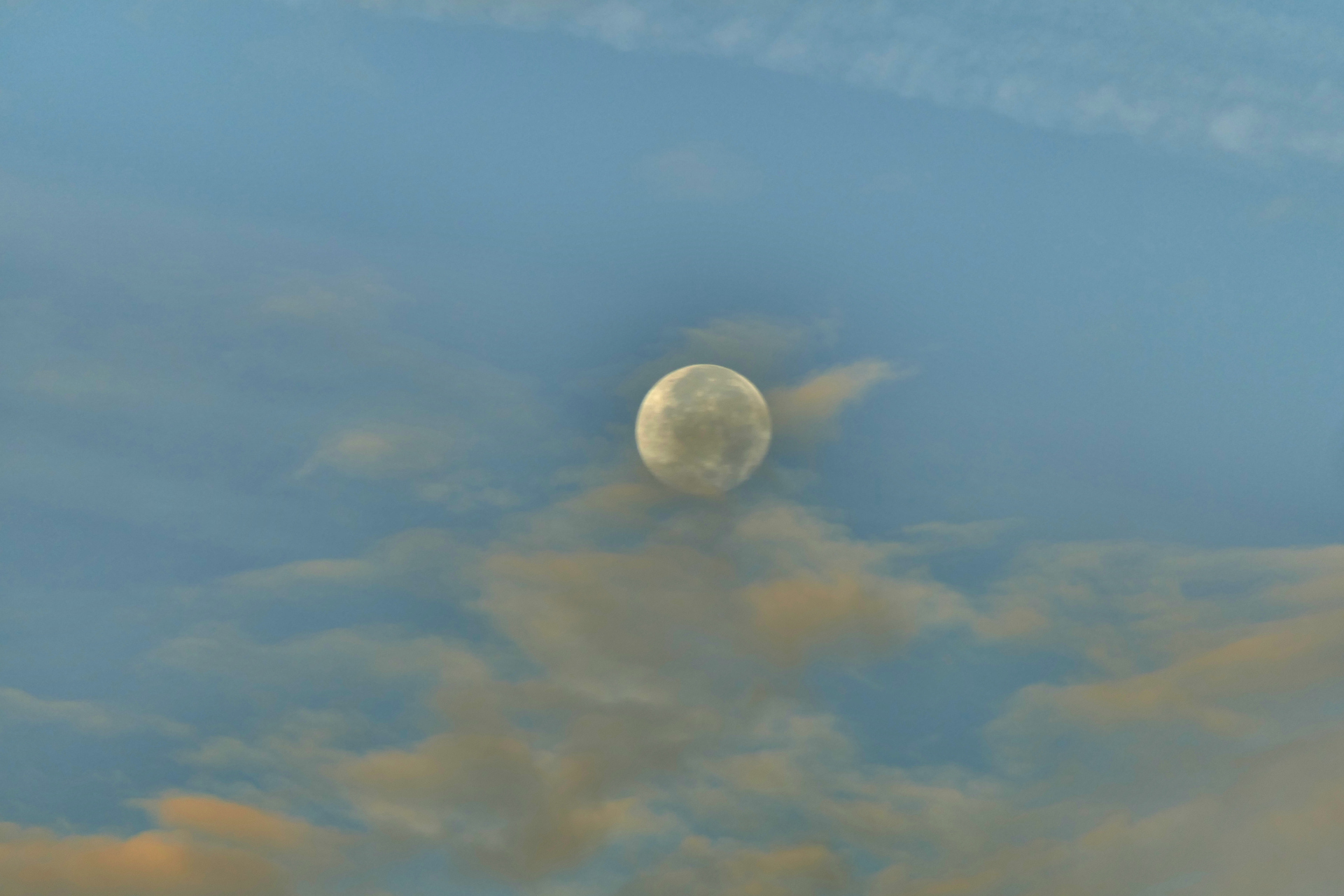 Frankfurt am Main, Unterliederbach, kuSiWF, Mond, abnehmend